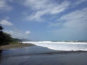 Huge waves on Playa Negra 