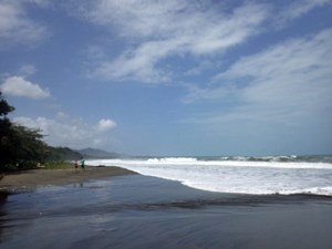 Huge waves on Playa Negra