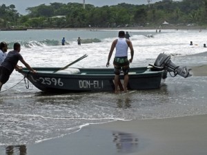 Fishermen bringing in the boat
